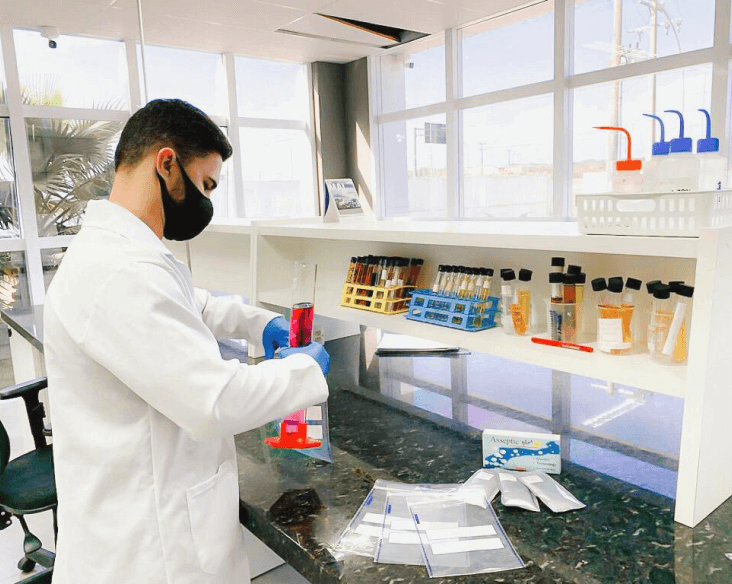 Cientista trabalhando em um laboratório
