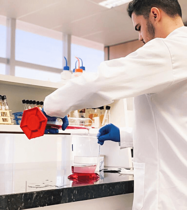 Bio Cientista trabalhando em laboratório